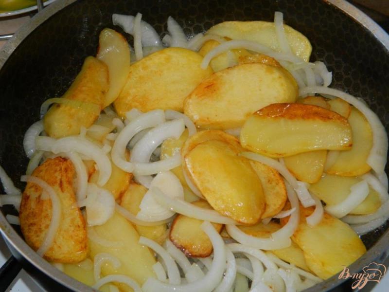 Фото приготовление рецепта: Куриные голени с картофелем и грудинкой шаг №3
