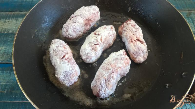 Фото приготовление рецепта: Пальчики из свинины тушеные с капустой шаг №2