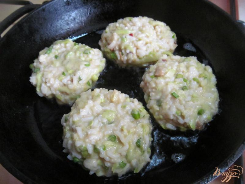 Фото приготовление рецепта: Рисовые котлеты с кабачком шаг №6