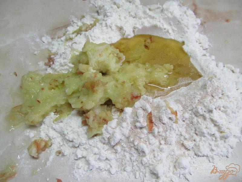 Фото приготовление рецепта: Лепешки с яблоком и сельдереем шаг №1