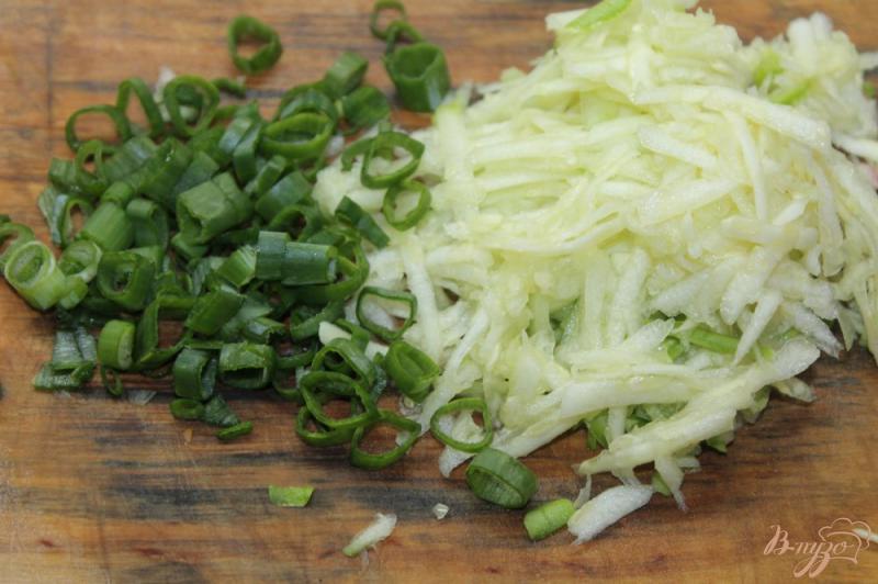 Фото приготовление рецепта: Блины с кабачками и зеленым луком шаг №2