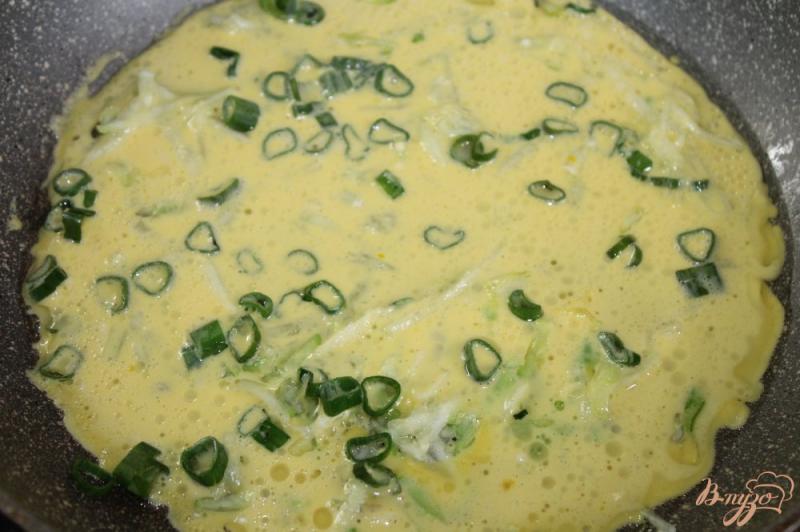 Фото приготовление рецепта: Блины с кабачками и зеленым луком шаг №4