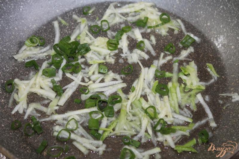 Фото приготовление рецепта: Блины с кабачками и зеленым луком шаг №3