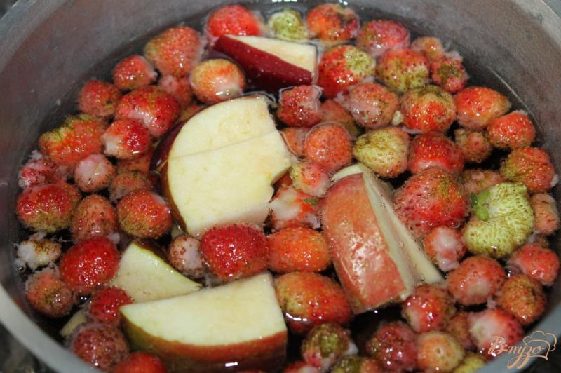 Фото приготовление рецепта: Клубничный компот с яблоком и апельсиновой цедрой шаг №3