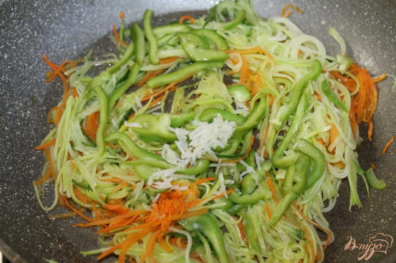 Фото приготовление рецепта: Тальятелле с овощами и соевым соусом шаг №3