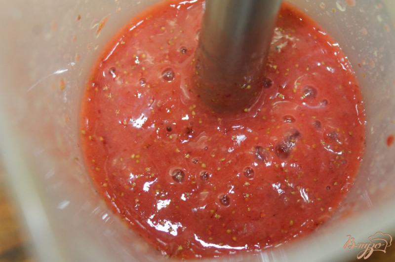 Фото приготовление рецепта: Заготовка из клубничного пюре с персиком шаг №2