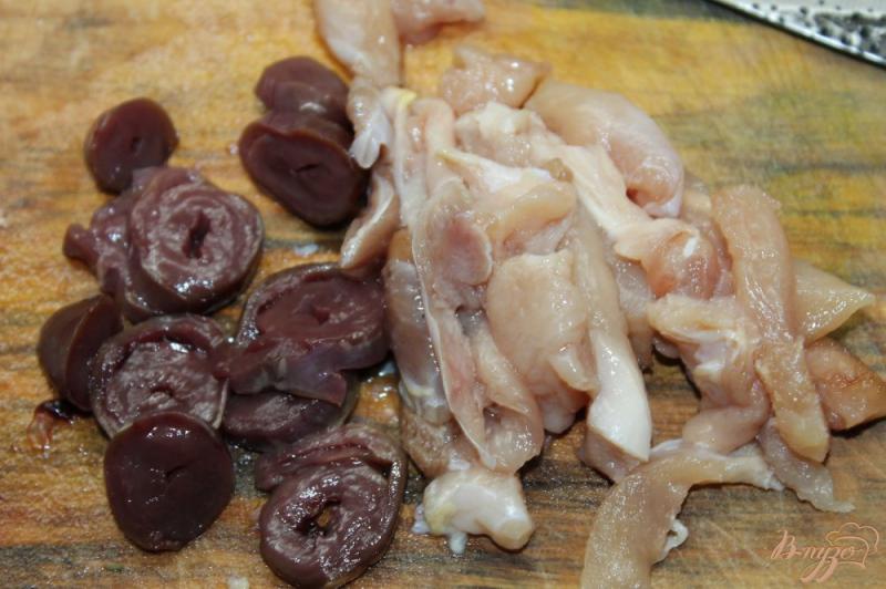 Фото приготовление рецепта: Салат с сердечками и куриным филе шаг №2