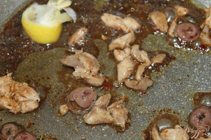 Фото приготовление рецепта: Салат с сердечками и куриным филе шаг №3