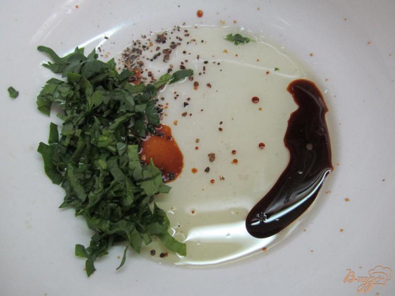 Фото приготовление рецепта: Салат из клубники с кабачком шаг №1