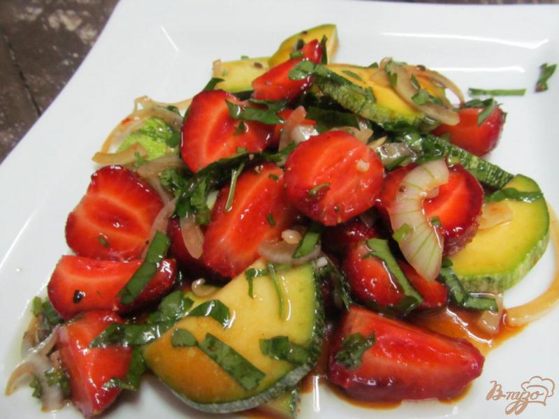 Фото приготовление рецепта: Салат из клубники с кабачком шаг №6