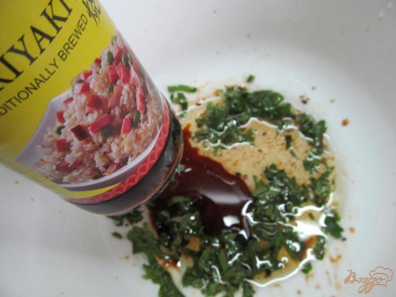Фото приготовление рецепта: Салат из клубники с кабачком шаг №2