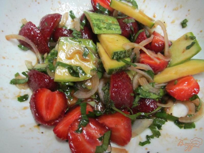 Фото приготовление рецепта: Салат из клубники с кабачком шаг №5
