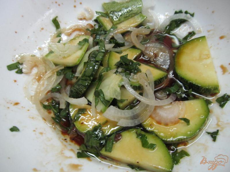 Фото приготовление рецепта: Салат из клубники с кабачком шаг №3