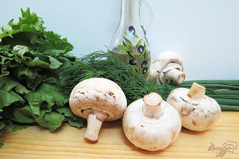 Фото приготовление рецепта: Салат из грибов, листьев салата и зелёного лука шаг №1