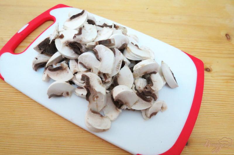 Фото приготовление рецепта: Салат из грибов, листьев салата и зелёного лука шаг №2