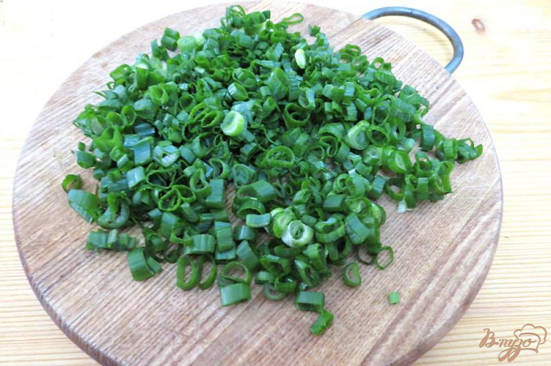 Фото приготовление рецепта: Салат из грибов, листьев салата и зелёного лука шаг №3