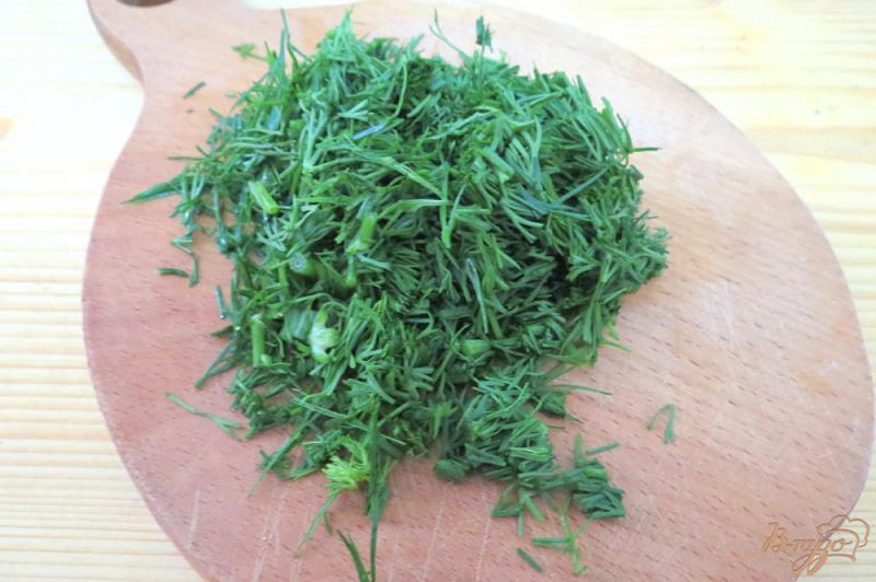 Фото приготовление рецепта: Салат из грибов, листьев салата и зелёного лука шаг №4