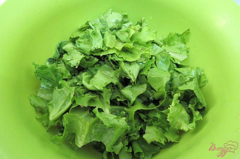 Фото приготовление рецепта: Салат из грибов, листьев салата и зелёного лука шаг №5