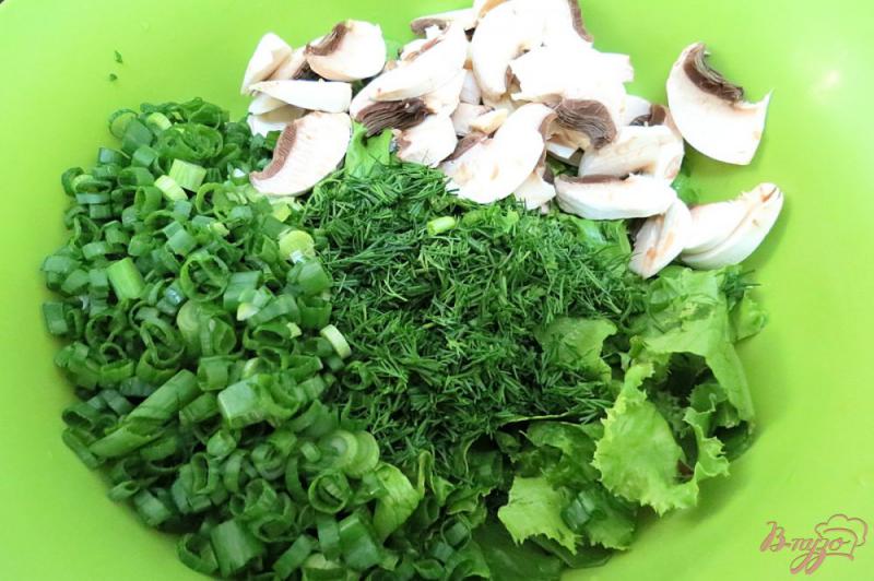 Фото приготовление рецепта: Салат из грибов, листьев салата и зелёного лука шаг №6