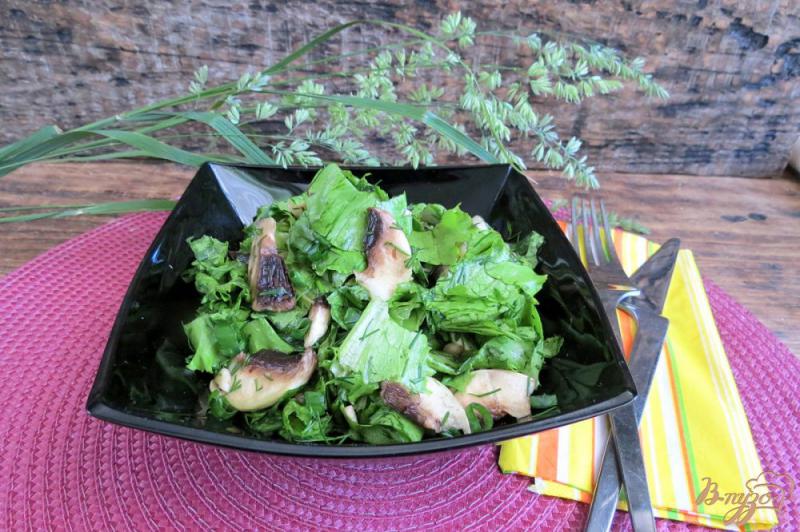 Фото приготовление рецепта: Салат из грибов, листьев салата и зелёного лука шаг №7
