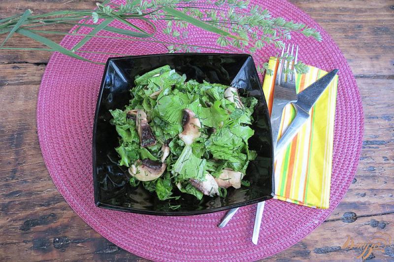 Фото приготовление рецепта: Салат из грибов, листьев салата и зелёного лука шаг №8