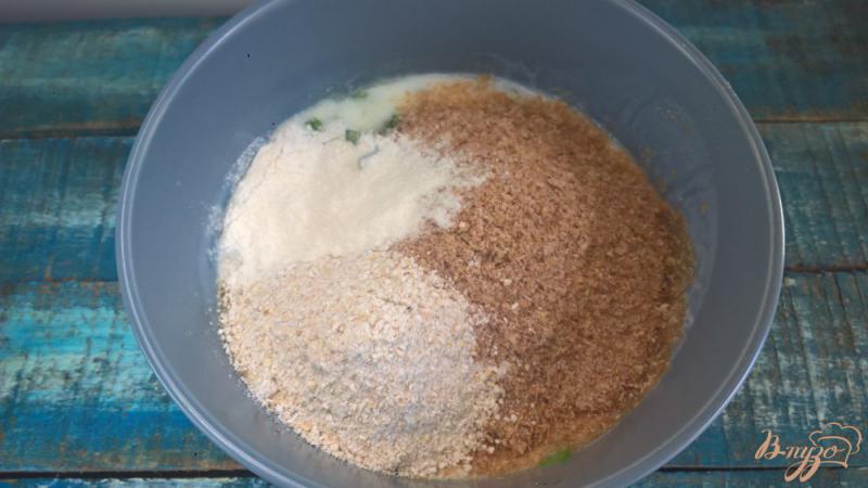 Фото приготовление рецепта: Шпинатная лепешка с двойным сыром шаг №4