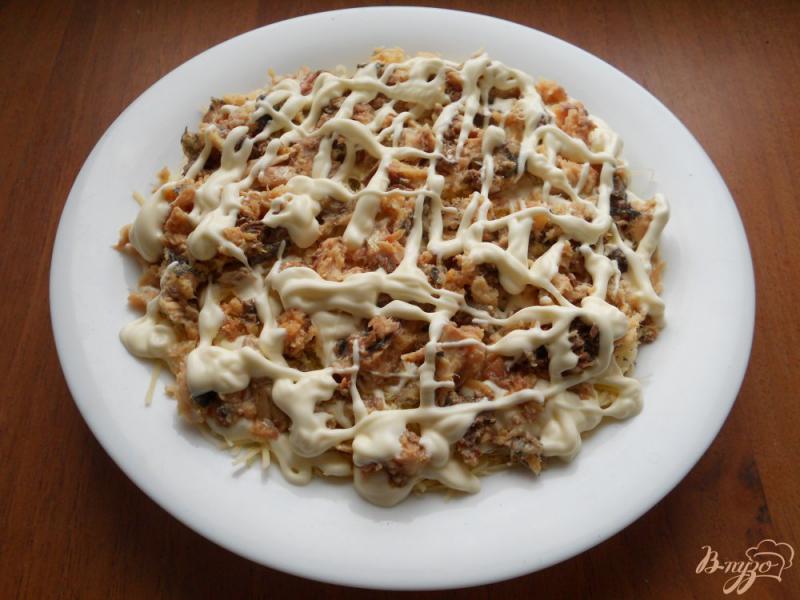 Фото приготовление рецепта: Салат «Мимоза» с картофелем и твердым сыром шаг №4