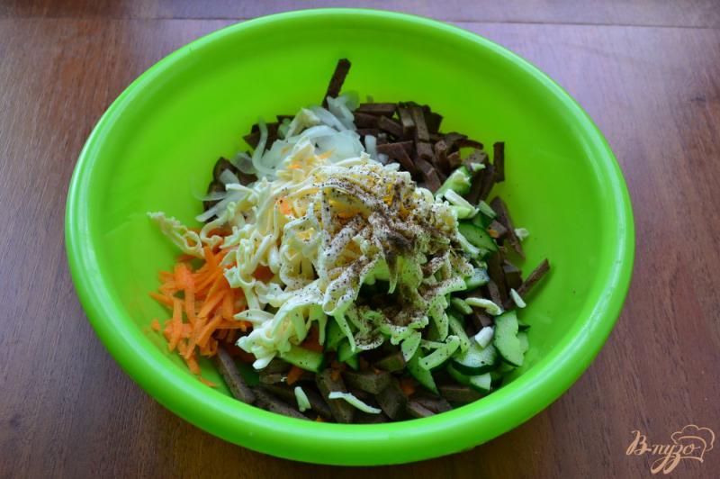 Фото приготовление рецепта: Печеночный салат со свежим огурцом и плавленым сыром шаг №3