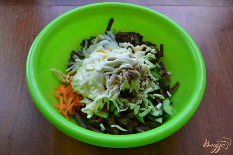 Фото приготовление рецепта: Печеночный салат со свежим огурцом и плавленым сыром шаг №4