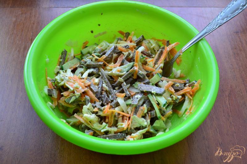 Фото приготовление рецепта: Печеночный салат со свежим огурцом и плавленым сыром шаг №5
