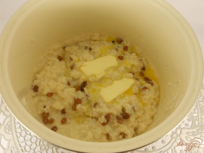 Фото приготовление рецепта: Молочная рисовая каша с изюмом и кокосовой стружкой в мультиварке шаг №4