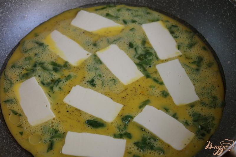 Фото приготовление рецепта: Шпинатный омлет с плавленным сыром шаг №4