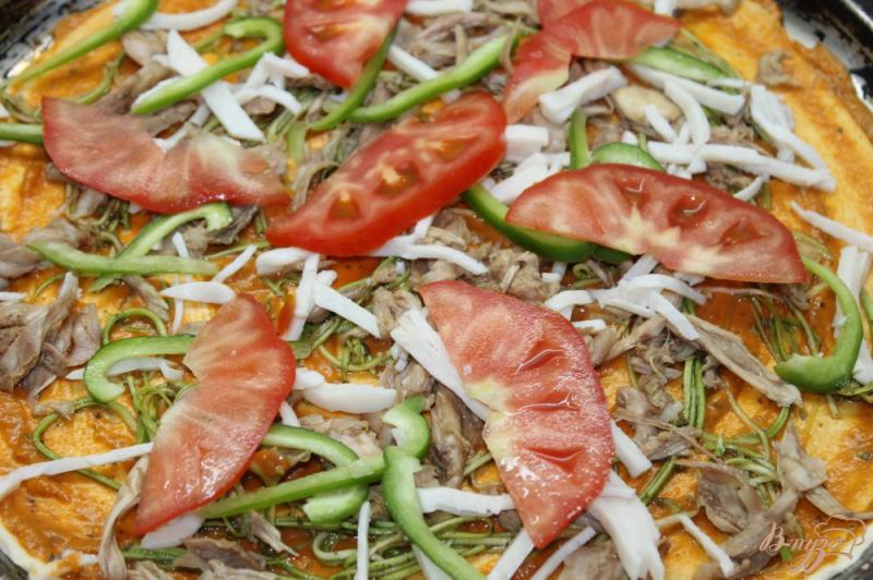 Фото приготовление рецепта: Пицца с курицей, кабачками и томатным соусом шаг №5