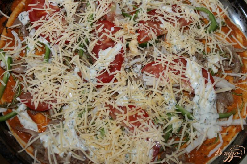 Фото приготовление рецепта: Пицца с курицей, кабачками и томатным соусом шаг №6