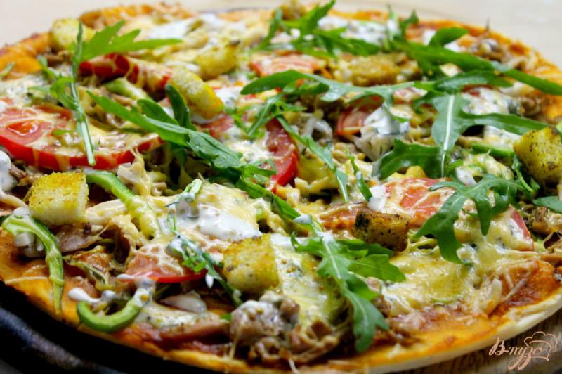 Фото приготовление рецепта: Пицца с курицей, кабачками и томатным соусом шаг №7