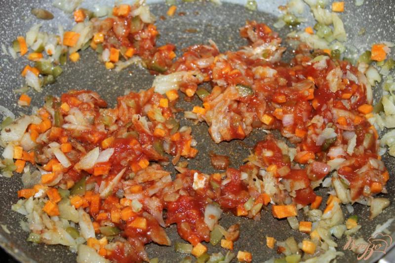 Фото приготовление рецепта: Быстрая рыбная солянка на сковороде шаг №5
