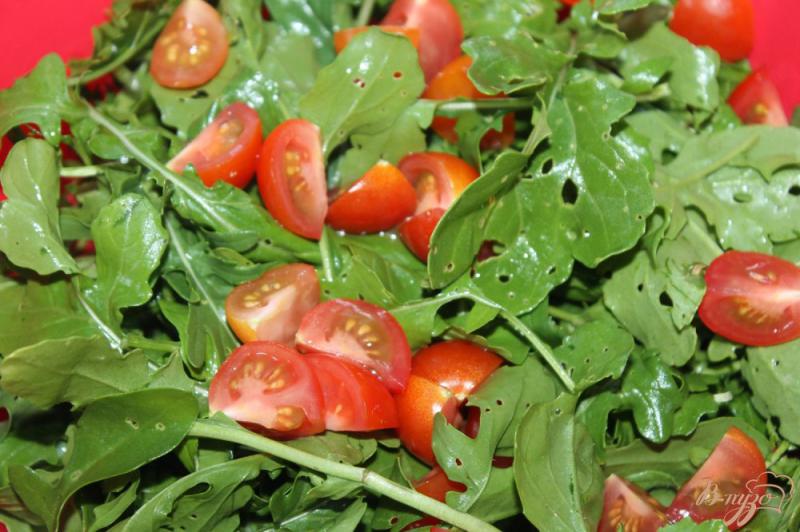 Фото приготовление рецепта: Свежий салат с овощами, семечками и сыром к обеду шаг №2