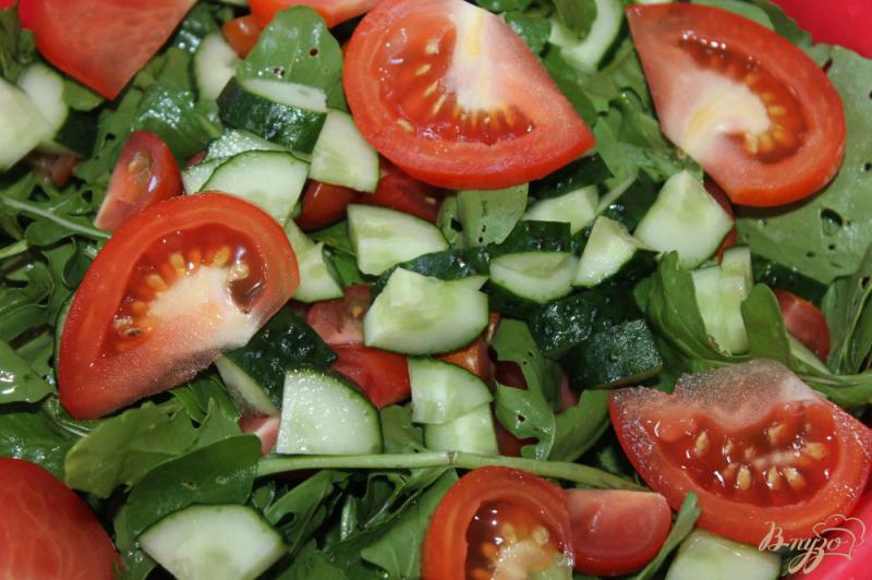 Фото приготовление рецепта: Свежий салат с овощами, семечками и сыром к обеду шаг №3