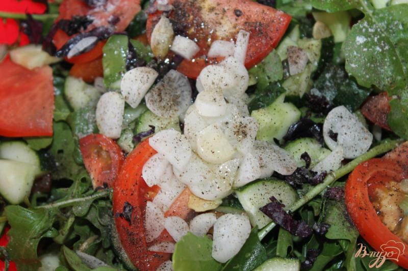 Фото приготовление рецепта: Свежий салат с овощами, семечками и сыром к обеду шаг №5