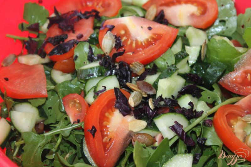 Фото приготовление рецепта: Свежий салат с овощами, семечками и сыром к обеду шаг №4