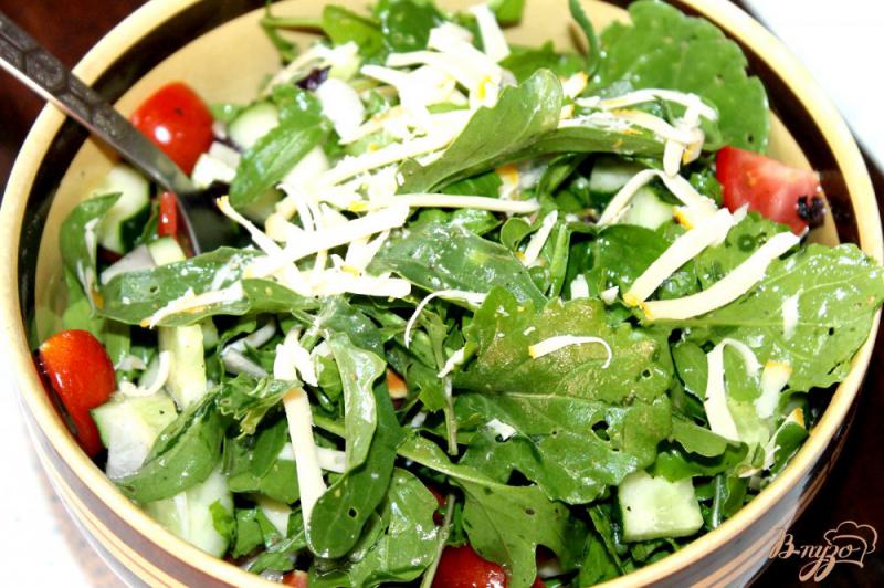 Фото приготовление рецепта: Свежий салат с овощами, семечками и сыром к обеду шаг №7