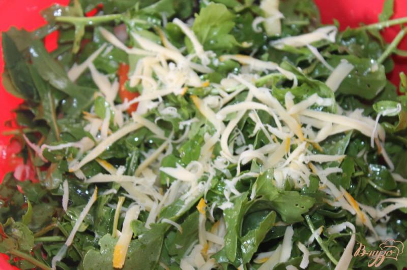 Фото приготовление рецепта: Свежий салат с овощами, семечками и сыром к обеду шаг №6