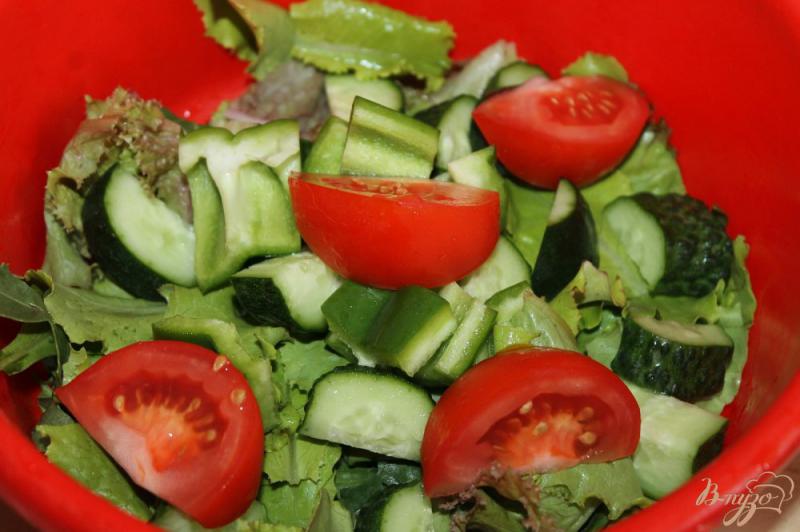 Фото приготовление рецепта: Легкий салат с овощами, шпинатом, чесночными стрелками шаг №3
