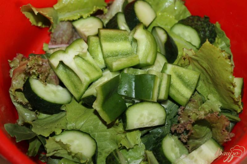 Фото приготовление рецепта: Легкий салат с овощами, шпинатом, чесночными стрелками шаг №2