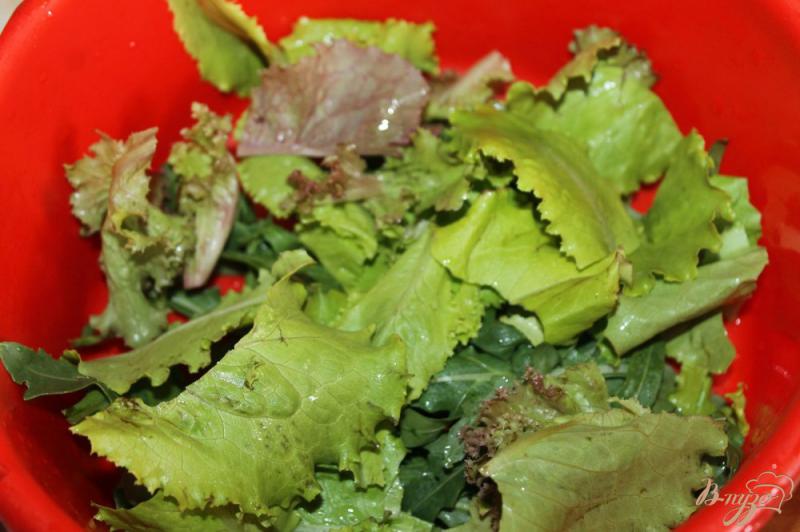 Фото приготовление рецепта: Легкий салат с овощами, шпинатом, чесночными стрелками шаг №1