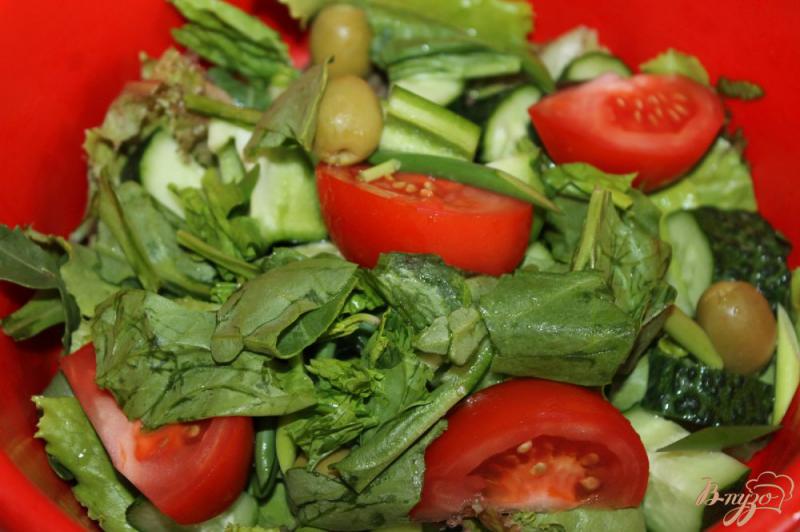 Фото приготовление рецепта: Легкий салат с овощами, шпинатом, чесночными стрелками шаг №4