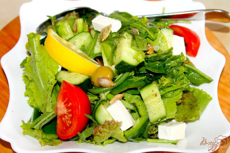 Фото приготовление рецепта: Легкий салат с овощами, шпинатом, чесночными стрелками шаг №5