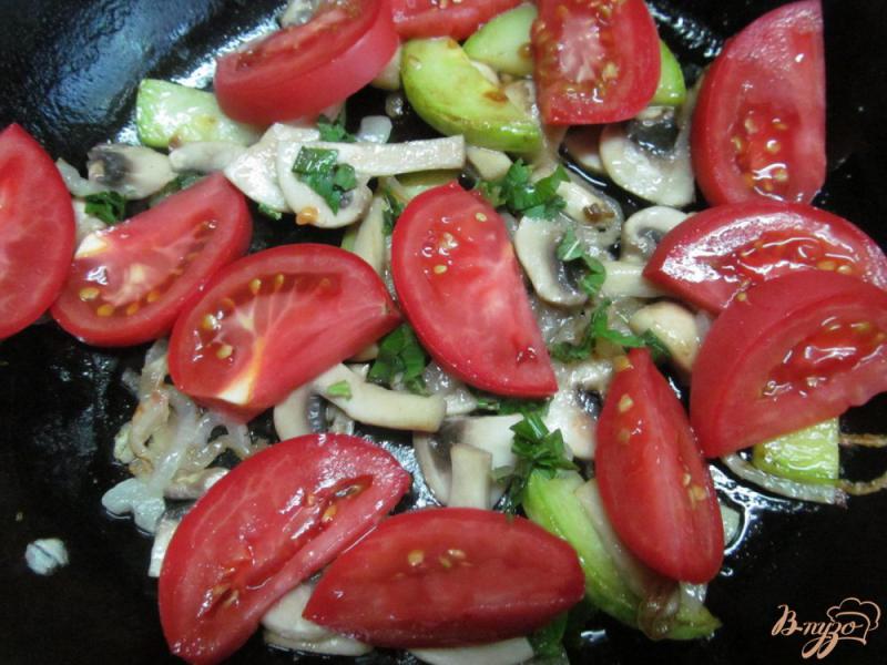 Фото приготовление рецепта: Грибы в сливках с помидором шаг №3