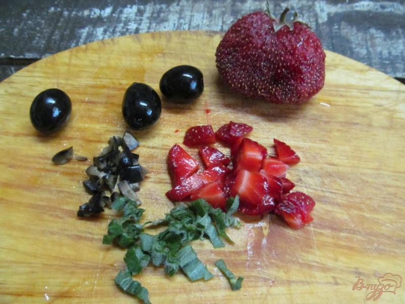 Фото приготовление рецепта: Блины с начинкой из брынзы с клубникой и оливками шаг №4