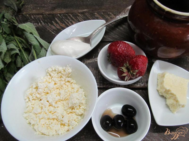 Фото приготовление рецепта: Блины с начинкой из брынзы с клубникой и оливками шаг №3